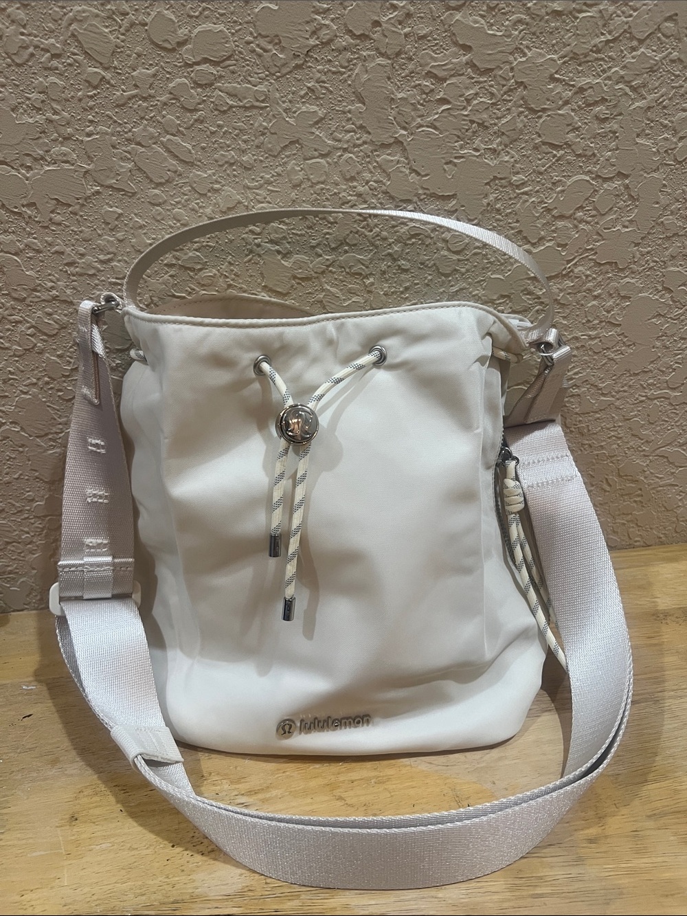lululemon athletica Cream Drawstring Bucket Shoulder Bag 5L